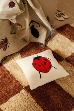 Ferm LIVING Forest Kissen Mit Stickerei, Marienkäfer -Geschäft Für Wohndekoration 001 fermLIVING AW21 MaraKnottedRug ForestEmbroideredCushionLadybird ForestTapestryBlanket image