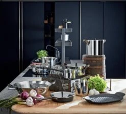 Alessi Niedrige Kasserolle Edo Mit Griffen 28 Cm, 5 L -Geschäft Für Wohndekoration 0030 PU100 amb1 crop A4 3500pxl 1