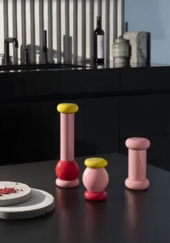 Alessi Sottsass Gewürzmühle, Groß, Rot – Rosa – Gelb -Geschäft Für Wohndekoration 07 Alessi 21 1 2021 19533 V 20210430