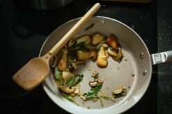 Fiskars Norden Bratpfanne, Stahl, 26 cm -Geschäft Für Wohndekoration 1065696 Fiskars Norden Spatula Environment 01