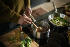 Fiskars Norden Stieltopf, Stahl, 2,5 l, Unbeschichtet -Geschäft Für Wohndekoration 1067638 Fiskars Norden Steel Sauce Pan 25L Action