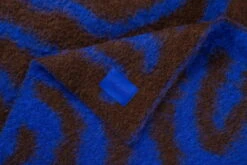 Monster Überwurf, 180 X 130 Cm, Schlangenlinien, Blau - Braun -Geschäft Für Wohndekoration 30530MonsterThrowWiggleUltramarineBlueBrown04 2048x2048