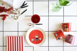 Arabia Mumin Tasse Mymla, Rosa -Geschäft Für Wohndekoration ARABIA Moomin inspiration SET 1 2014 Little My Red 2 HIRES