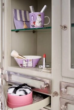 Arabia Mumin-Becher, Snorkfräulein, Lila 7 Arabia Mumin-Becher, Snorkfräulein, Lila -Geschäft Für Wohndekoration ARABIA Muumit Niiskuneiti 1