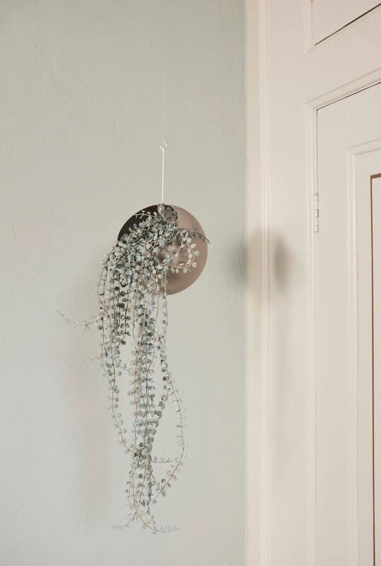 AYTM Globe Blumentopf Zum Aufhängen, Groß, Taupe - Gold 2 AYTM Globe Blumentopf Zum Aufhängen, Groß, Taupe - Gold – Bild 2