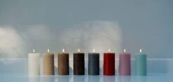 LED-Stumpenkerze, 7,8 X 15 cm, Rustikale Textur, Salbeigrün -Geschäft Für Wohndekoration Assorted coloured Pillar candles on counter top large