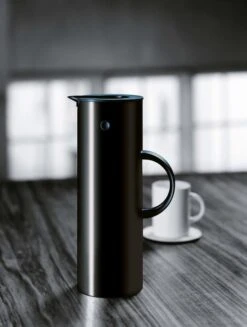 Stelton EM77 Isolierkanne, 1,0 L, Schwarz -Geschäft Für Wohndekoration Atelton EM77 LS 930