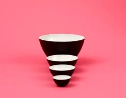 Normann Copenhagen Krenit Schale, 30 Cl, Schwarz-weiß -Geschäft Für Wohndekoration Collage pink background white bowls 2 300dpi