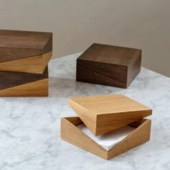 Spring Copenhagen Diplo Box, Eiche Dunkel Gebeizt -Geschäft Für Wohndekoration Diplo stained oak studiobaki Spring Copenhagen 2