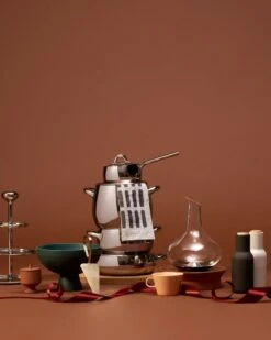 Alessi Mami Kochgeschirr Set, 4 Töpfe Mit 3 Deckeln -Geschäft Für Wohndekoration FDS Joulukalenteri 002 final sRGB 1080x1350