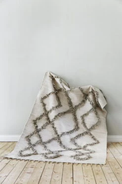 Teppich Tie 140 X 200 Cm, Grau 9 Teppich Tie 140 X 200 Cm, Grau -Geschäft Für Wohndekoration FINARTE Tie grey by Saana ja Olli wall crumbled