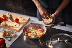 Fiskars All Steel Bratpfanne, 26 cm -Geschäft Für Wohndekoration FI Fiskars All Steel Frying pan 26cm Environment 01