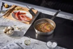 Fiskars All Steel Sautierpfanne, 26 cm -Geschäft Für Wohndekoration FI Fiskars All Steel Saute Pan 26cm Environment 01