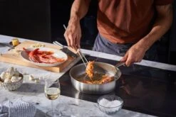 Fiskars All Steel Sautierpfanne, 26 cm -Geschäft Für Wohndekoration FI Fiskars All Steel Saute pan 26cm Action 03