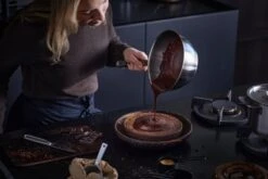 Fiskars All Steel Sauteuse, 2 L, 20 cm -Geschäft Für Wohndekoration FI Fiskars All Steel Sauteuse pan 2L Action 01