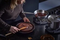 Fiskars All Steel Sauteuse, 2 L, 20 cm -Geschäft Für Wohndekoration FI Fiskars All Steel Sauteuse pan 2L Environment 01