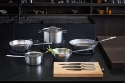 Fiskars All Steel Sautierpfanne, 26 cm -Geschäft Für Wohndekoration Fiskars All Steel group Environment 01 1