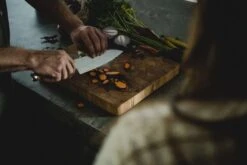 Fiskars Kochmesser Norden, Groß -Geschäft Für Wohndekoration Fiskars Norden Large cooks knife chopping carrots 1026419