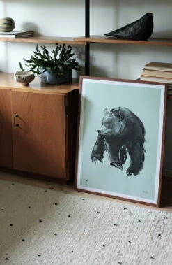 Poster Gentle Bear, 50 X 70 Cm, Frühlingsgrün -Geschäft Für Wohndekoration Gentle Bear Spring color Poster Teemu J rvi Illustrations Photograph Susanna Vento 2