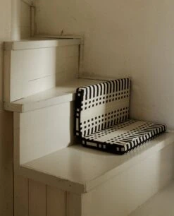 Step Kissen, Nereus, Schwarz -Geschäft Für Wohndekoration HanniKoroma STEP pillow lokalhelsinki2020 2