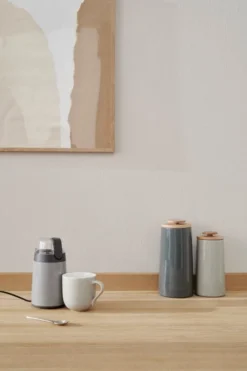 Stelton Emma Kaffeemühle, Grau -Geschäft Für Wohndekoration LS x 225 1 x 223 1 x 224 1 x 207 1 Emma electric coffee grinder storage jar mug grey