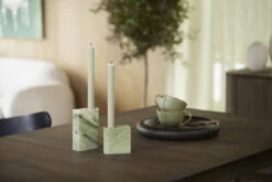 Northern Monolith Kerzenhalter, Medium, Marmormischung, Grün 9 Northern Monolith Kerzenhalter, Medium, Marmormischung, Grün -Geschäft Für Wohndekoration Monolith green marble pair landscape Northern ph Chris Tonnesen High res