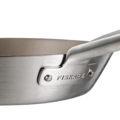 Fiskars Norden Bratpfanne, Stahl, 24 cm -Geschäft Für Wohndekoration Norden Steel Frying Pan Coated detail handle attachment 1