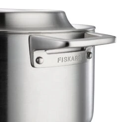 Fiskars Norden Kasserolle, Stahl, 3 l, Unbeschichtet -Geschäft Für Wohndekoration Norden steel casserole detail handle attachment 1