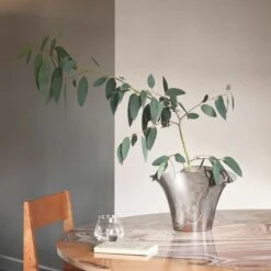 Georg Jensen Bloom Botanica Blumentopf, S, Edelstahl 7 Georg Jensen Bloom Botanica Blumentopf, S, Edelstahl -Geschäft Für Wohndekoration OnModel 10019581 10019580 10019514 10019515 GJ SS22 HOME BLOOM SKY