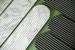 Northern Podium Brett, 90 cm, Basalt, Schwarz 5 Northern Podium Brett, 90 cm, Basalt, Schwarz -Geschäft Für Wohndekoration Podium black white closeup landscape Northern ph PO Solvberg High res