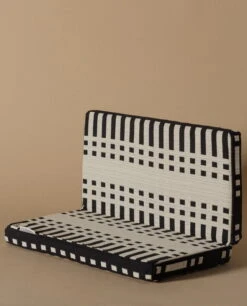 Step Kissen, Nereus, Schwarz -Geschäft Für Wohndekoration STEP JG hannikoroma catalogue lokalhelsinki2022 3