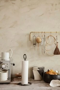 Ferm LIVING Curvature Küchenrollenhalter, Schwarzes Messing -Geschäft Für Wohndekoration fermLIVING AW21 CurvaturePaperTowelHolderBlackBrass MergeTrivetMocha FlowWhiteSpeckle image