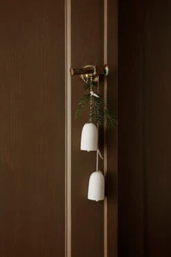 Ferm LIVING Bell Keramik Ornament, 2 Stück, Cremeweiß 5 Ferm LIVING Bell Keramik Ornament, 2 Stück, Cremeweiß -Geschäft Für Wohndekoration fermLIVING BellCeramicOrnaments image VS