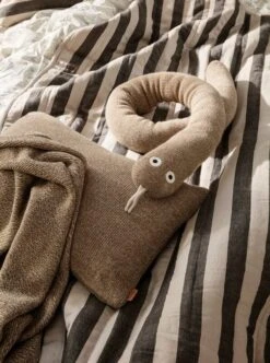 Ferm LIVING Grand Steppdecke, Sand - Schwarz 6 Ferm LIVING Grand Steppdecke, Sand - Schwarz -Geschäft Für Wohndekoration fermLIVING RoyMerinoWoolSnake image