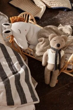 Ferm LIVING Grand Steppdecke, Sand - Schwarz 7 Ferm LIVING Grand Steppdecke, Sand - Schwarz -Geschäft Für Wohndekoration fermLIVING RoyMerinoWoolTeddy image