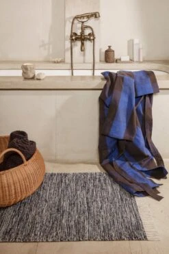 Ferm LIVING Melange Teppich, 60 × 100 cm, Dunkles Marineblau 5 Ferm LIVING Melange Teppich, 60 × 100 cm, Dunkles Marineblau -Geschäft Für Wohndekoration fermLIVING SS22 BraidedBasket FieldRobe image 1