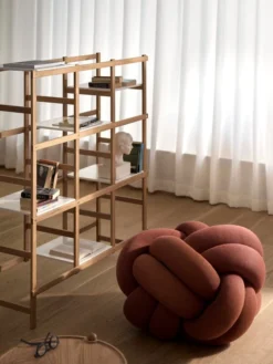 Design House Stockholm Knot Kissen, XL, Ockergelb -Geschäft Für Wohndekoration image2 2682 4400 KnotXLOchre Lifestyle