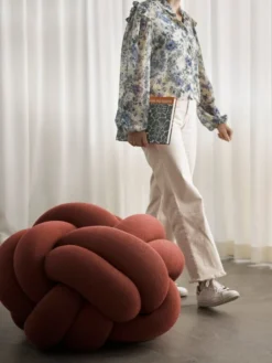 Design House Stockholm Knot Kissen, XL, Ockergelb -Geschäft Für Wohndekoration image3 2682 4400 KnotXLOchre Lifestyle